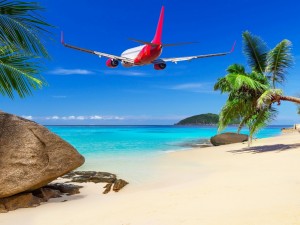 Postal: Avión volando sobre la playa