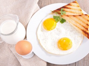 Postal: Rico desayuno con pan, huevos y leche
