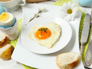 Postal: Huevo con forma de corazón para un rico desayuno