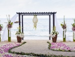 Arreglos florales en la playa para una boda