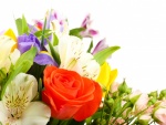 Ramo de flores con alstromerias, tulipanes, lirios y rosas