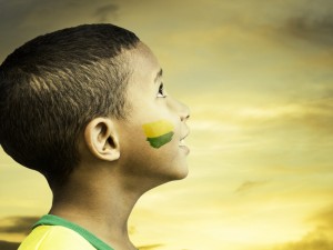 Postal: Niño con los colores de Brasil 2014