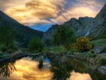 El cielo del amanecer reflejado en el estanque