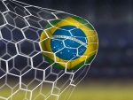 Balón de Brasil contra la red