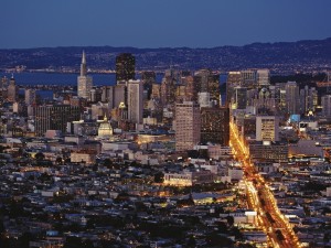 Vista de la ciudad iluminada al anochecer