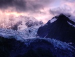 Glaciar en la montaña visto al amanecer