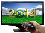 Mirando en el televisor el Mundial de Fútbol Brasil 2014