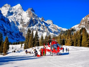 Helicóptero de rescate en la nieve