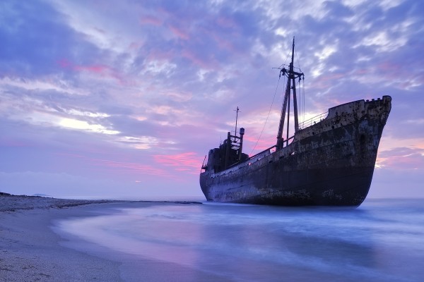Gran barco abandonado en una playa