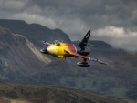 Avión Hawker Hunter, sobrevolando las montañas