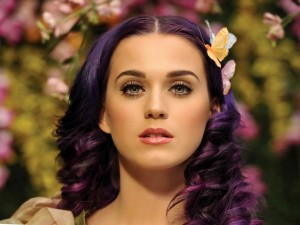 Katy Perry con mariposas en el pelo