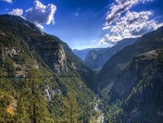 Río entre montañas, valles y árboles (Parque Nacional de Yosemite)