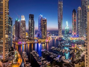 La noche en el puerto de Dubai