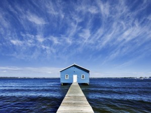 Postal: Casa azul en el lago