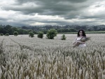 Mujer en un campo sembrado