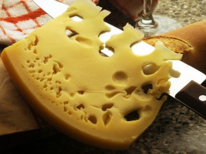 Postal: Cuchillo, pan y un trozo de queso