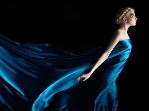 Postal: Mujer rubia con un largo y elegante vestido azul