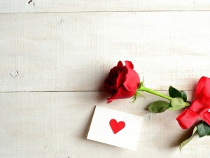 Postal: Rosa con cinta roja y una carta de amor