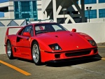 Un Ferrari rojo en un aparcamiento