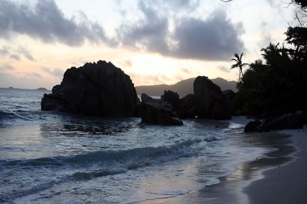 Una playa con grandes rocas vista al amanecer