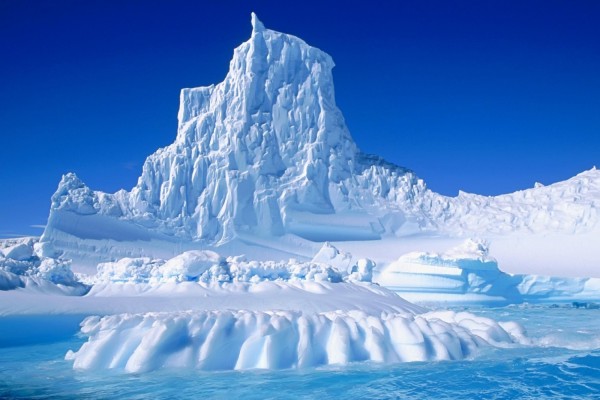 Un cielo azul sobre el iceberg