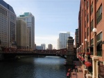 Vista del río Chicago y el puente Clark