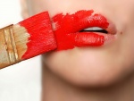 Pintando los labios con una brocha