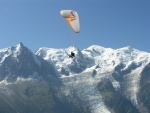 Parapente delante del Mont Blanc (Chamonix, Francia)