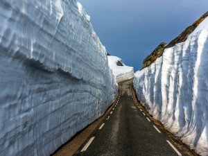 Carretera entre montañas con nieve