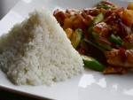 Pirámide de arroz y unas verduras con pollo