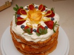 Tarta decorada con crema y fruta