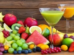 Dos copas con jugos y frutas frescas