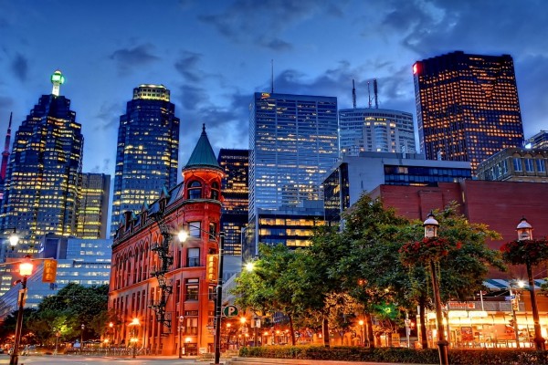 Luces en una calle y edificios de la ciudad de Toronto, Canadá