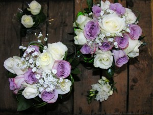 Postal: Ramos de rosas blancas y lilas