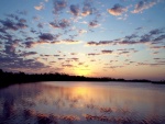 Un bonito amanecer junto al lago