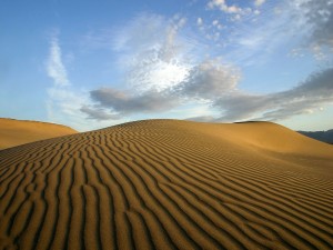 Postal: Pequeñas nubes sobre el desierto