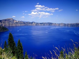 Lago de color azul