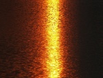 Reflejo lineal del sol sobre el agua
