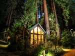 Cabaña iluminada en el bosque