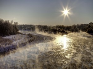 El sol brillando sobre un río helado