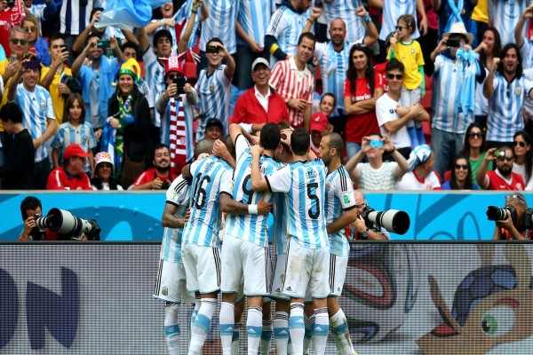Abrazo de los jugadores argentinos ante su afición