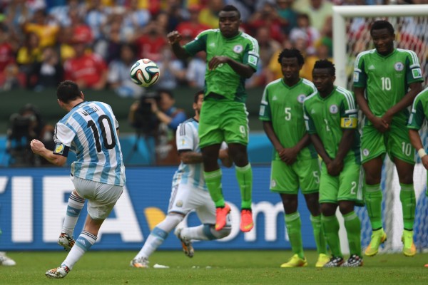 El tiro de Messi a la portería de Nigeria (Brasil 2014)