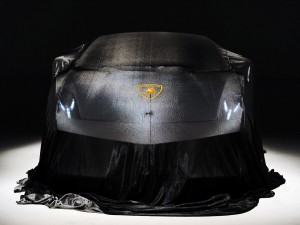 Lamborghini cubierto con una tela negra
