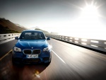 Conduciendo un BMW azul por una carretera
