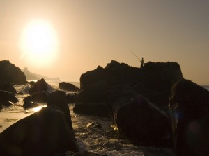 Postal: Pesca en las rocas de la playa
