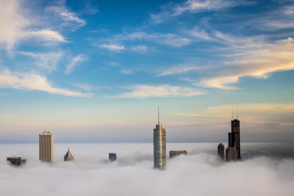 Niebla sobre los edificios de Chicago