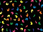 Pies y manos de colores en fondo negro