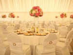 Salón de bodas decorado con elegancia
