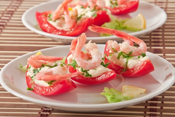 Rodajas de tomate rellenas de camarones y salsa