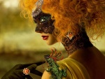 Mujer con máscara veneciana